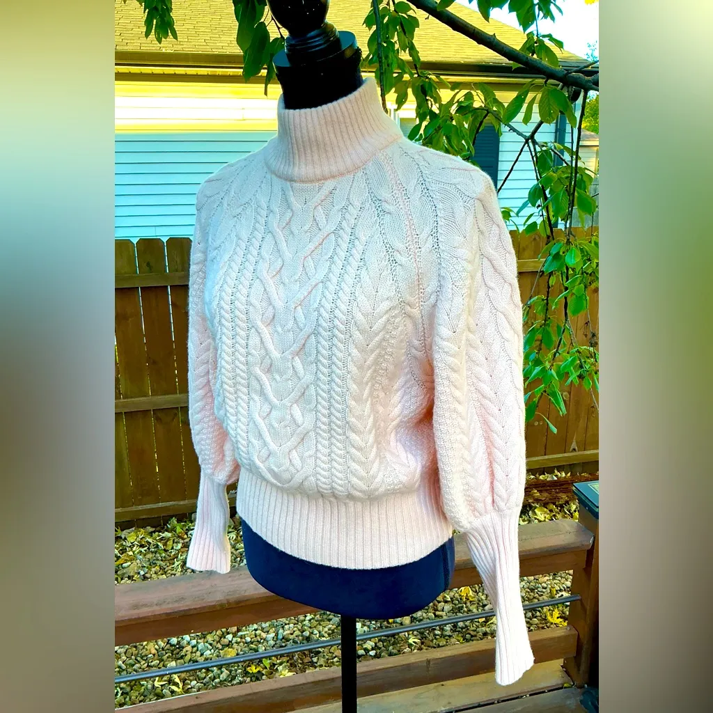 Nice  BCBG MAXAZRIA sweater 🍑🍑 - Image 2