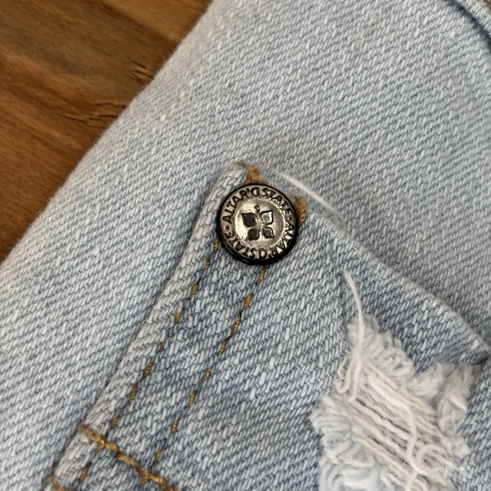 Altar'd State Women's Light Wash Denim Distressed‎ Hem Jean Shorts Sz 25/1 - Image 8