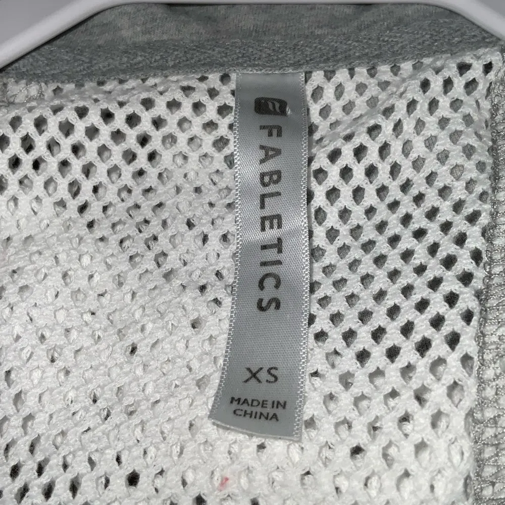 Fabletics Sleeveless Gray & White Zip Up Net Back Jacket Pockets XS - Image 13