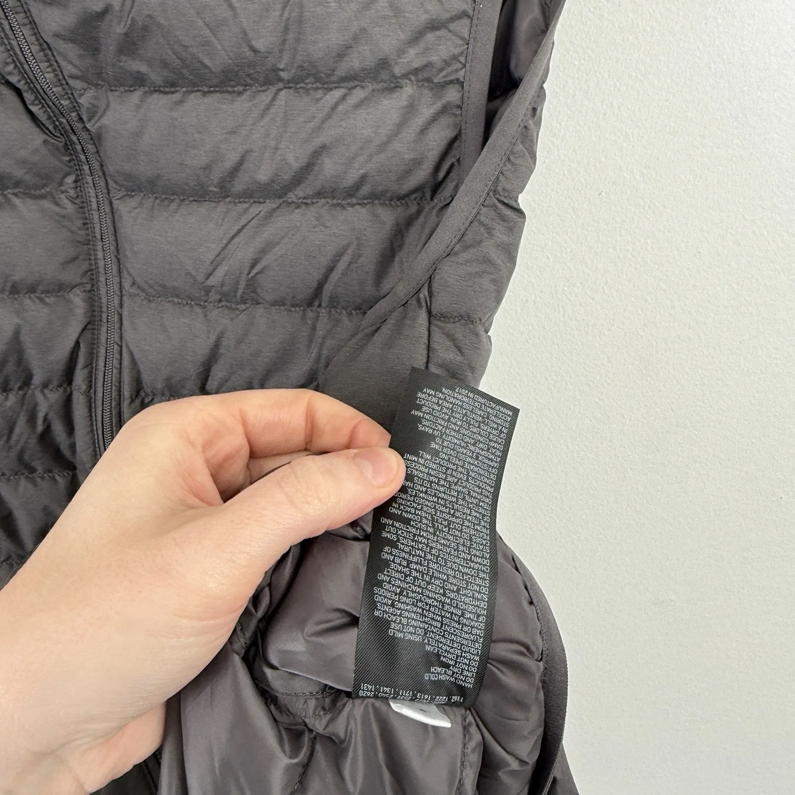 Uniqlo Grey Puffer Down Vest Packable Travel Full Zip Nylon Womens XS - Image 6