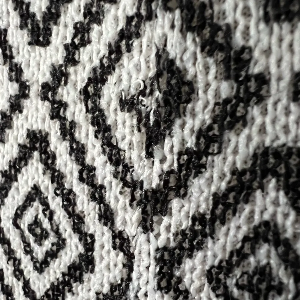 Anthropologie Akemi + Kin Loose Knit Diamond Texture Top | Large | Black/White - Image 4