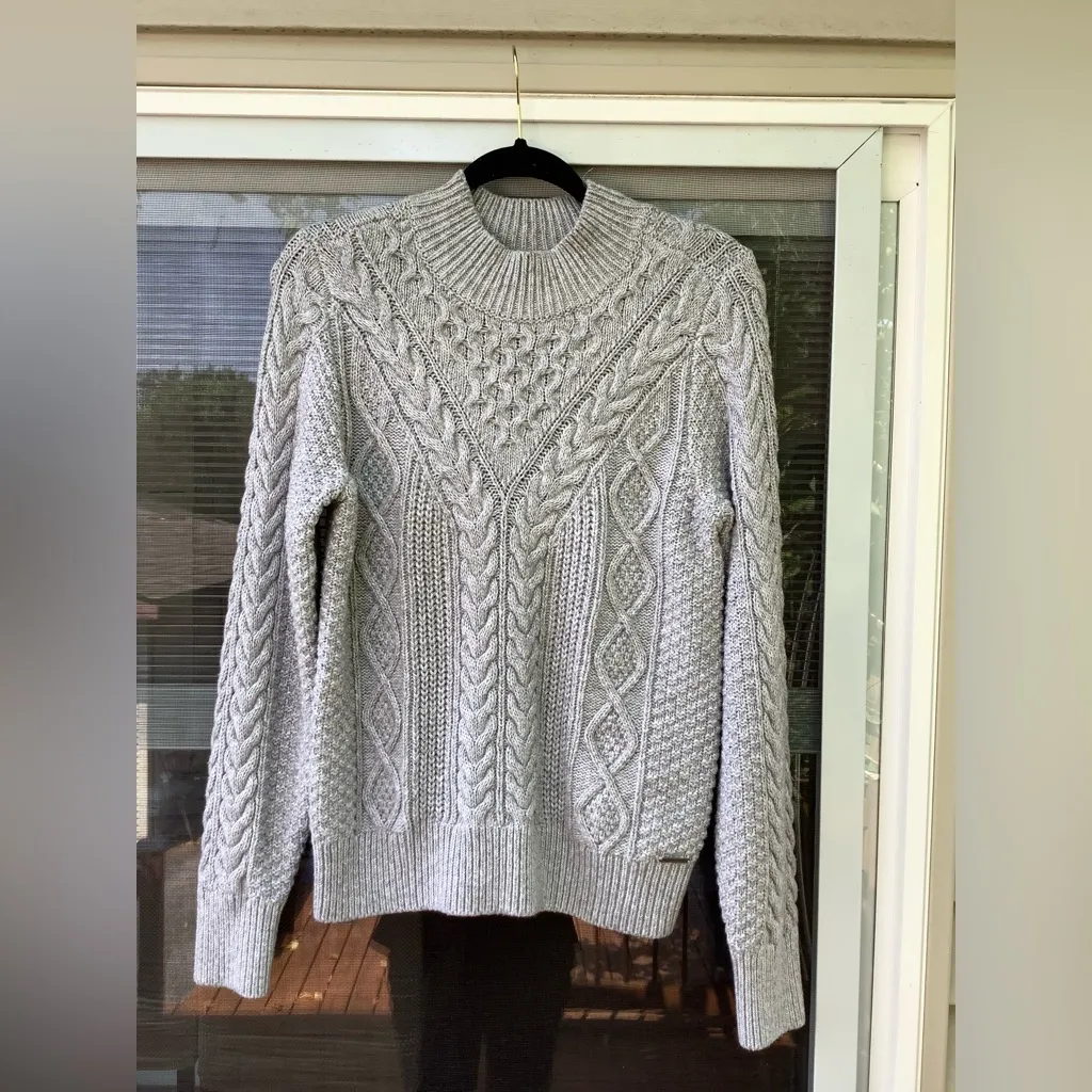 Nice crewneck sweater LIKE NEW💙 - Image 5