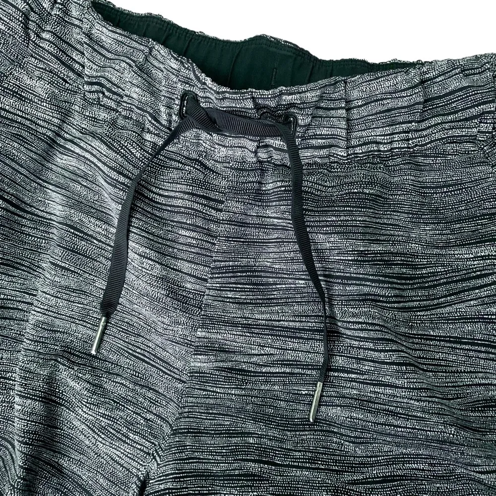 Lululemon on the fly shorts black white gray stripe dotted pattern - Image 4