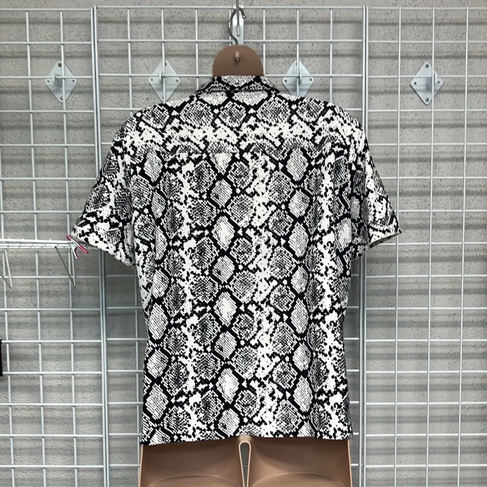 NWT! New York & Company Snake Print Button down Size: XXL Black - Image 2