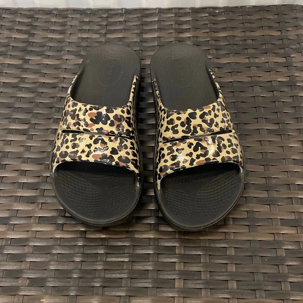 Oofos OOahh slides sandals women’s size 8 Black - Image 2