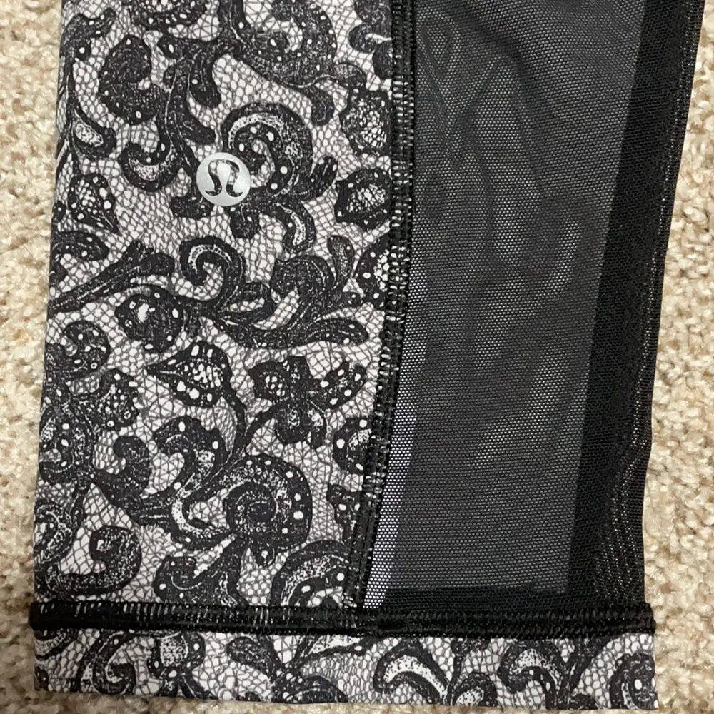 💙Lululemon outrun lace print crop - Image 7