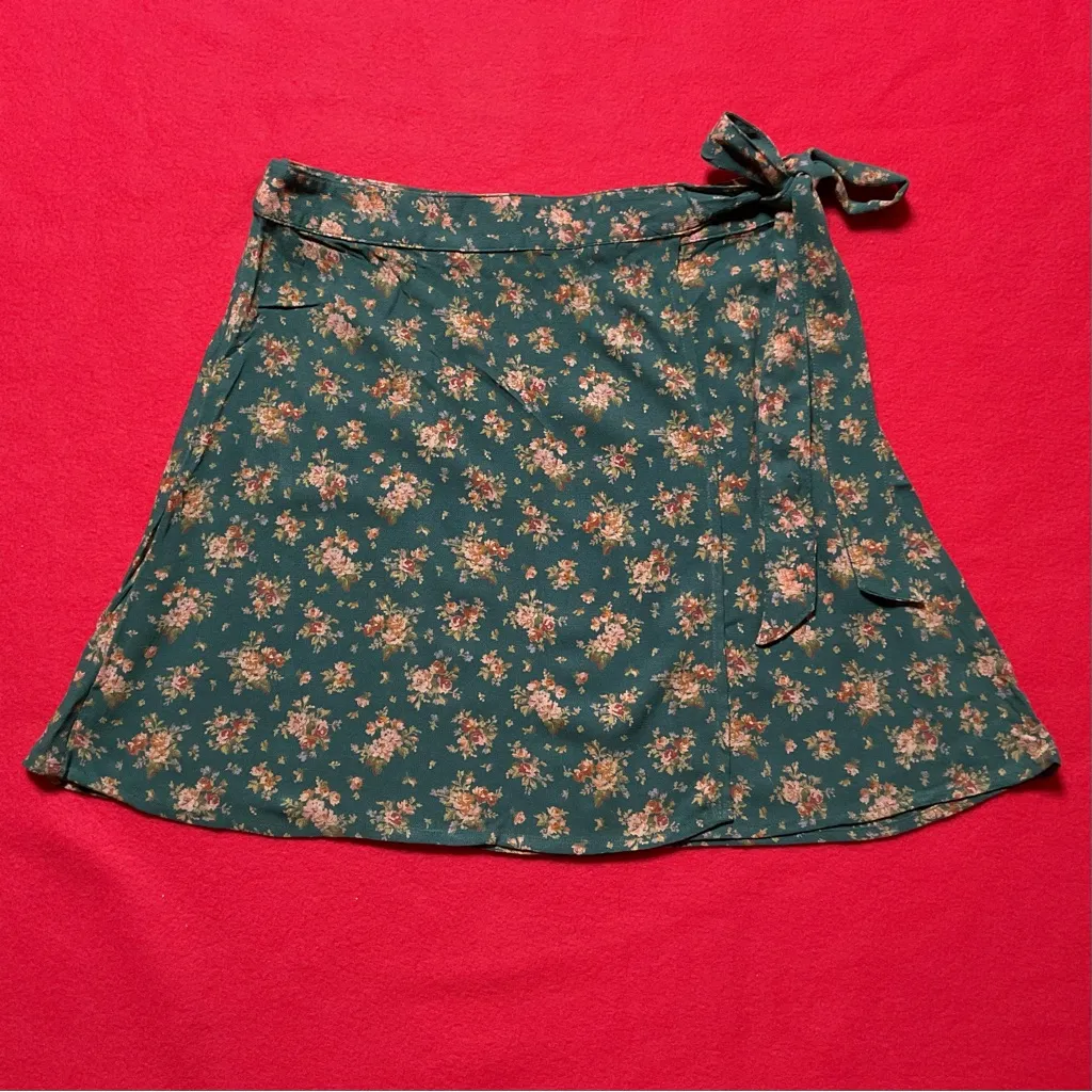 American Eagle Green Floral Women’s XS High-Waisted Wrap Mini Skirt - EUC - Image 3