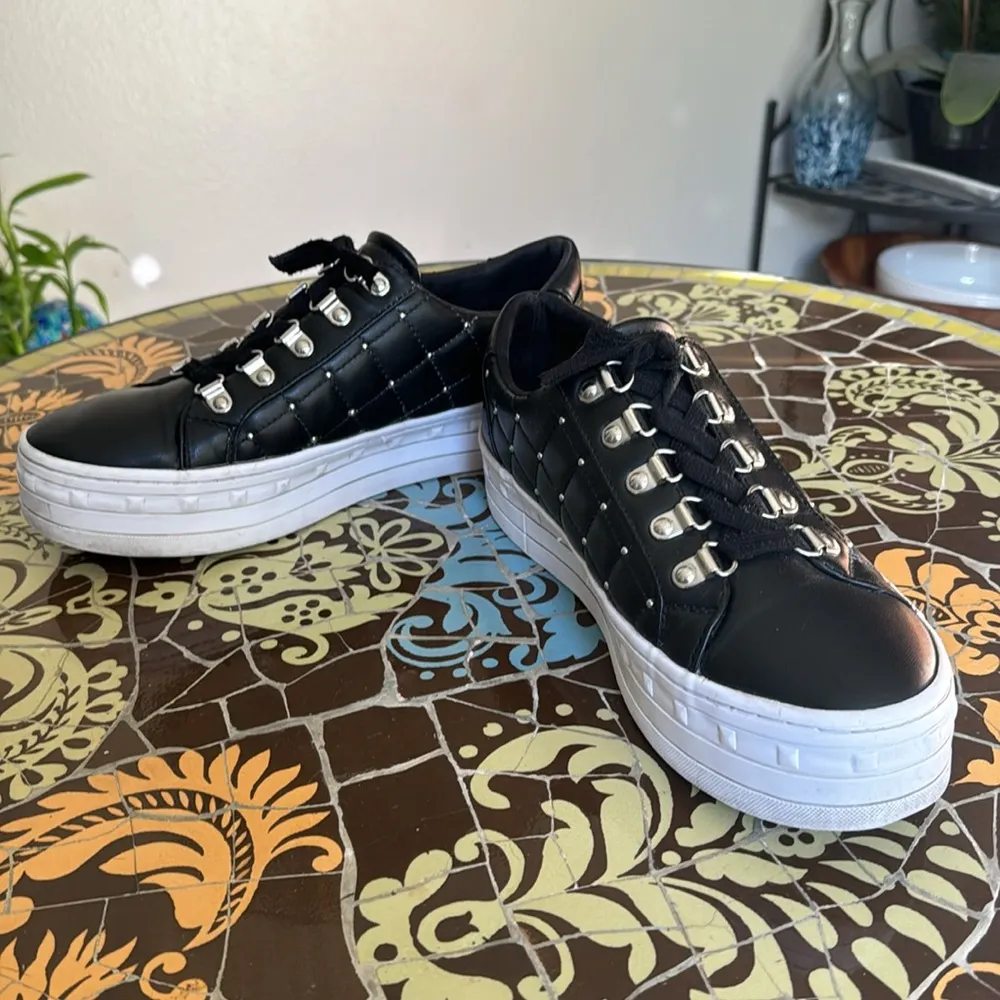GUESS BLACK LEATHER SNEAKER SZ: EU 39 US - Image 3