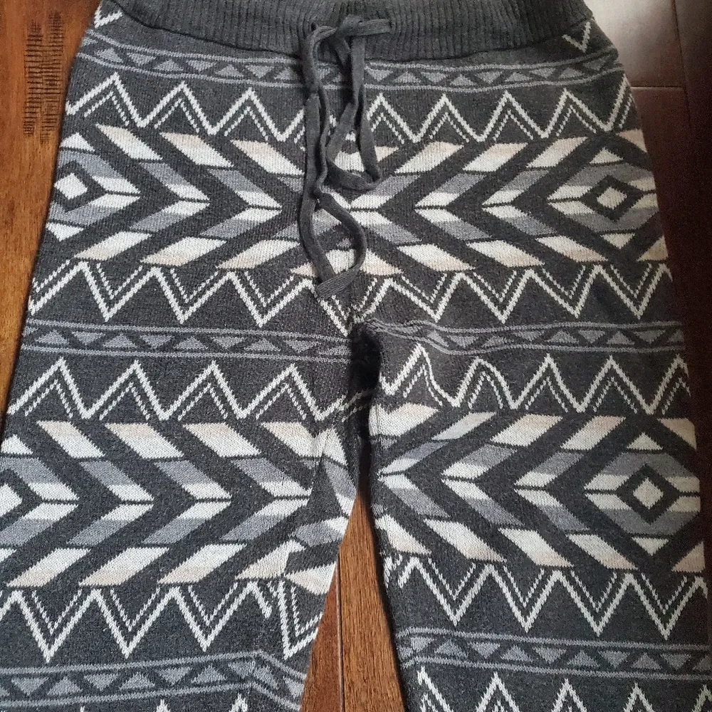 American Eagle Outfitters Gray Patterned Joggers - Image 3