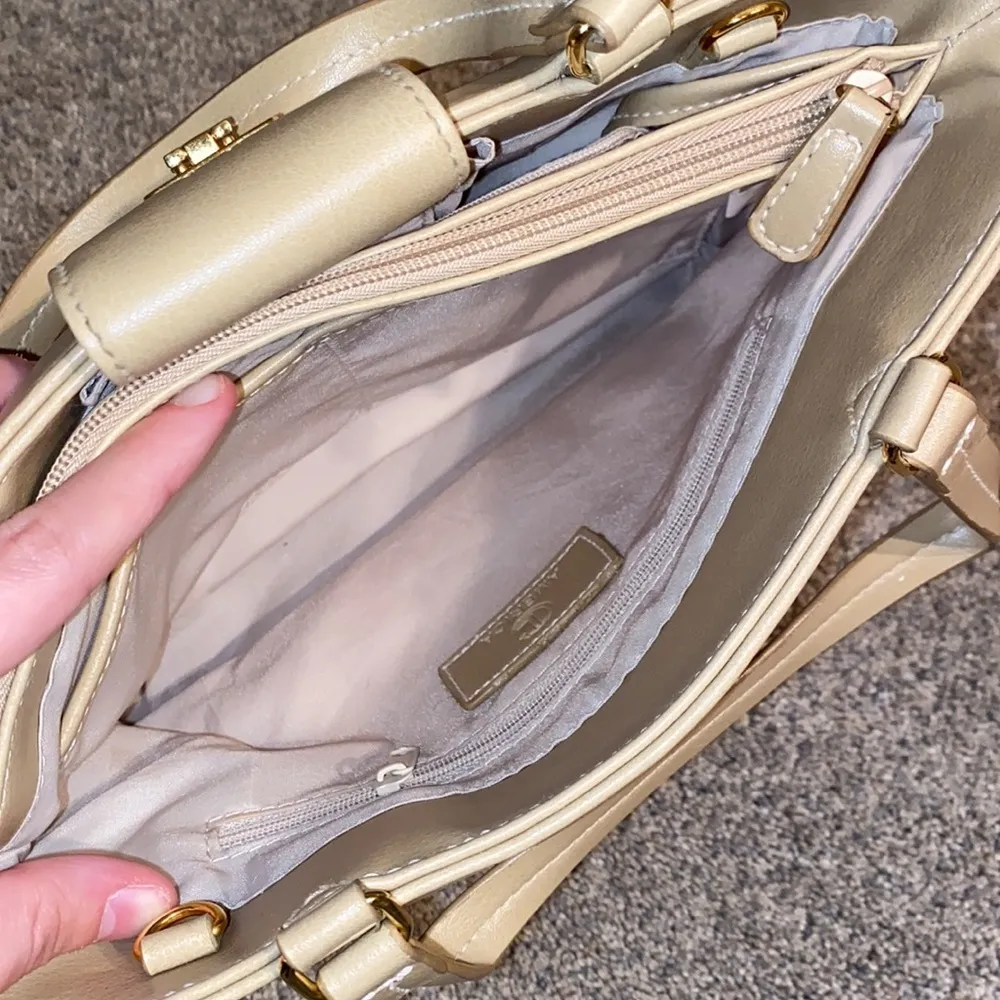 Carryland Straw Braided Tan Purse - Image 8