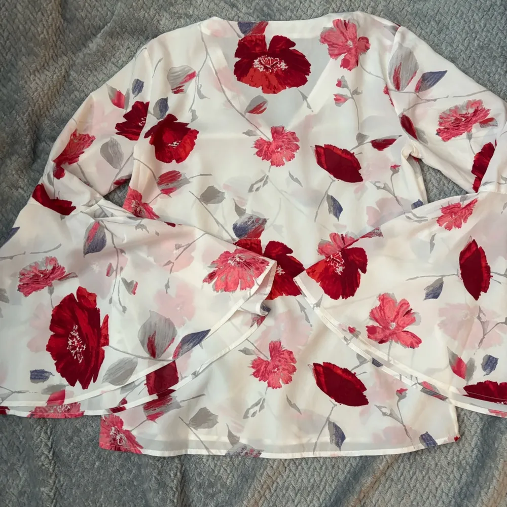 Banana republic xs white bell sleeve 3/4 floral print top - Image 11