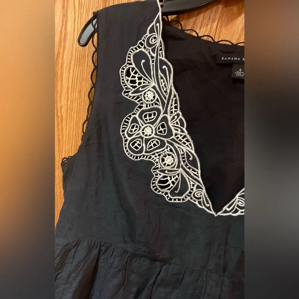 Banana Republic Black Embroidered Sleeveless V-Neck Silk Blouse Tunic Top Size 4 - Image 5