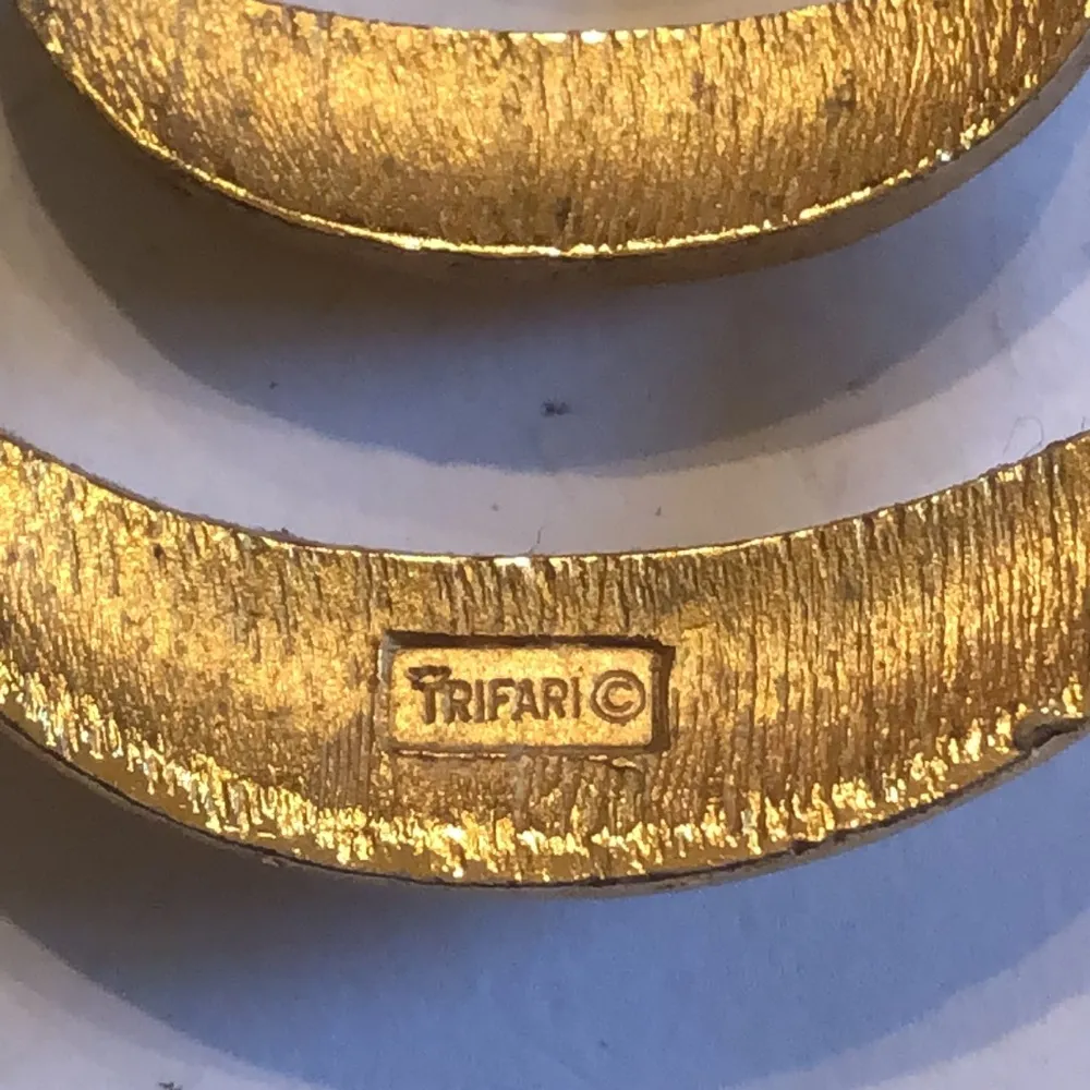 Trifari Crown Vintage Gold Tone Off White Cutout Pendant Necklace - Image 8