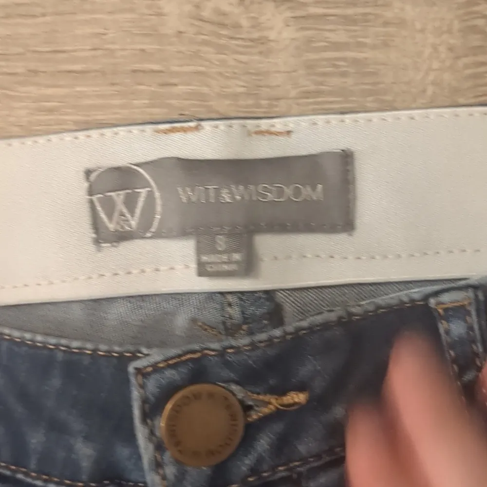 Wit & wisdom distressed jeans size 8 Blue - Image 2