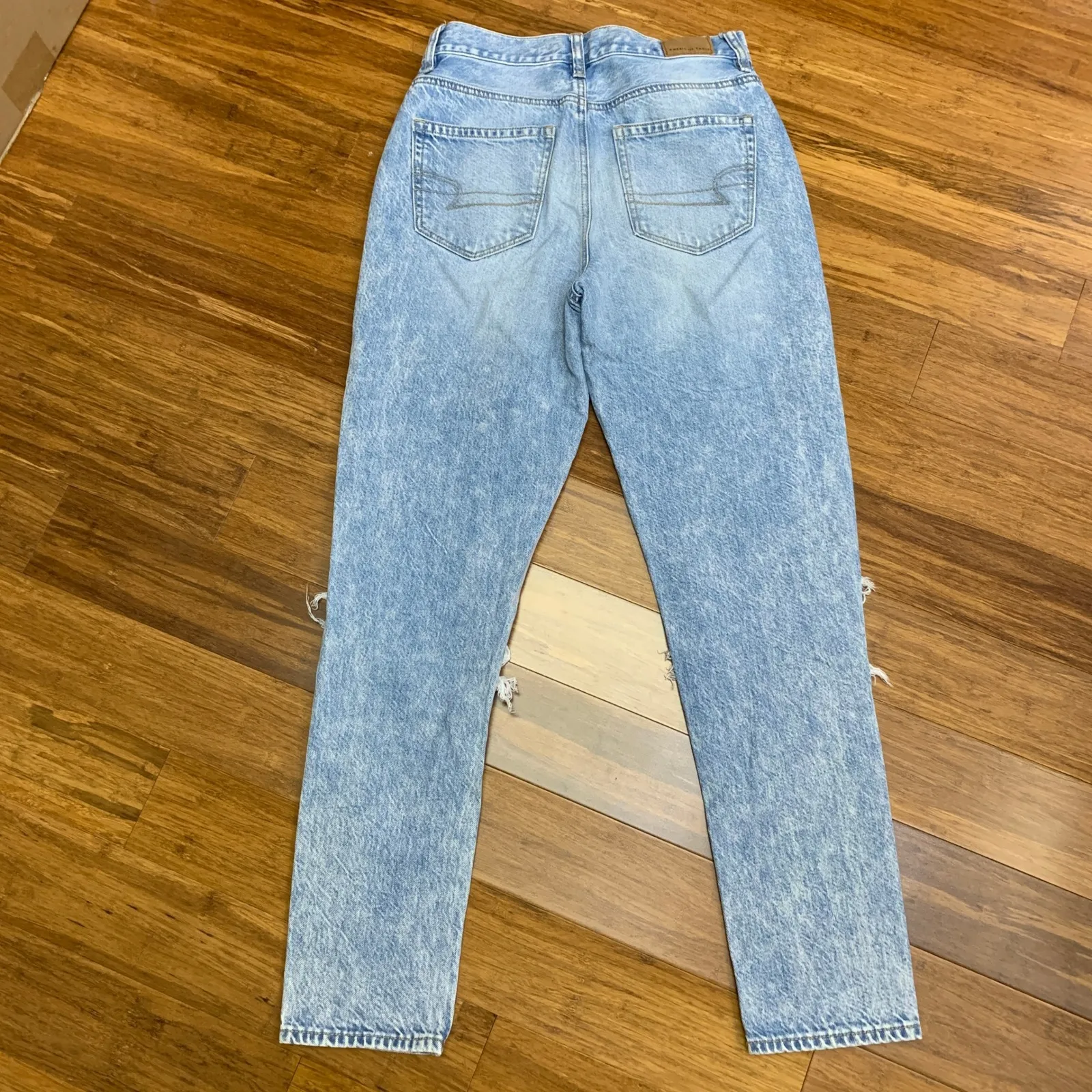 American Eagle Mom Jeans Womens Size 0 Ripped Distressed Light Wash Denim Casual - Image 4