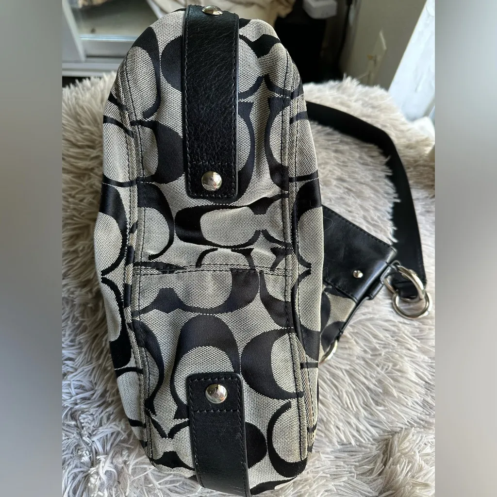 Coach Signature Canvas Hobo Shoulder Bag – Black & Khaki – Y2K Classic - Image 6