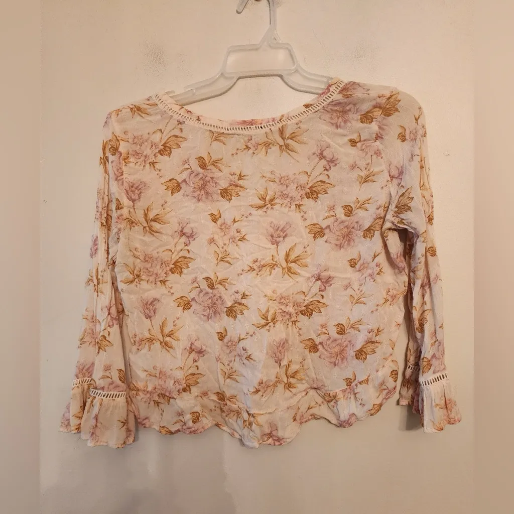 American eagle lightweight Long Sleeve floral pattern blouse size medium - Image 2