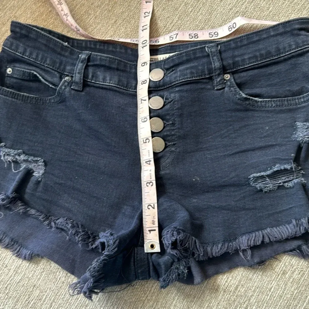 Billabong short shorts distressed black size 26 micro - Image 5