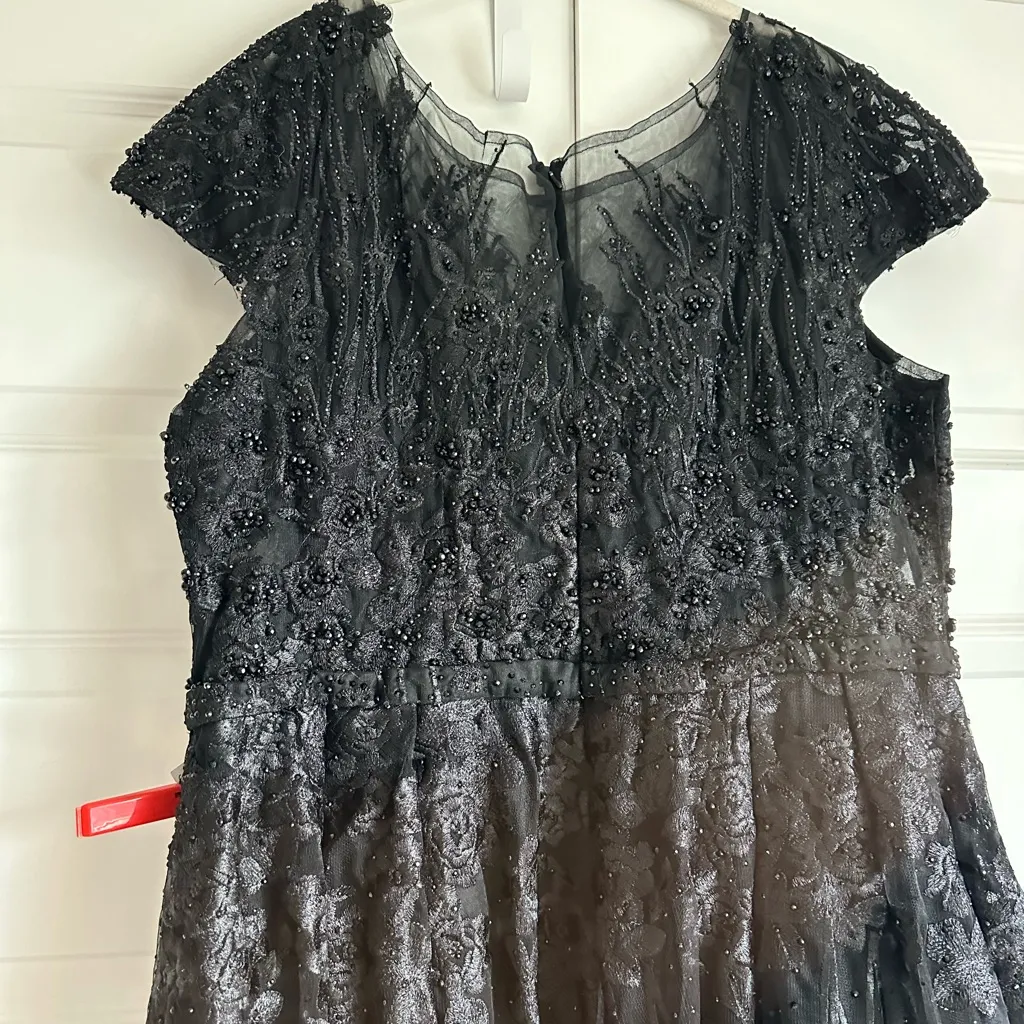 Mac Duggal Embellished Floral Cap Sleeve A Line Gown Black‎ 20405- NwT - Image 4