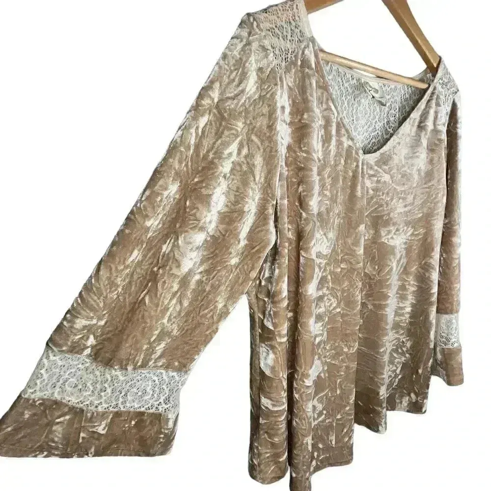 Fig and Flower Women’s Beige Crushed Velvet‎ Bell Sleeve Lace Back Top Large - Image 3