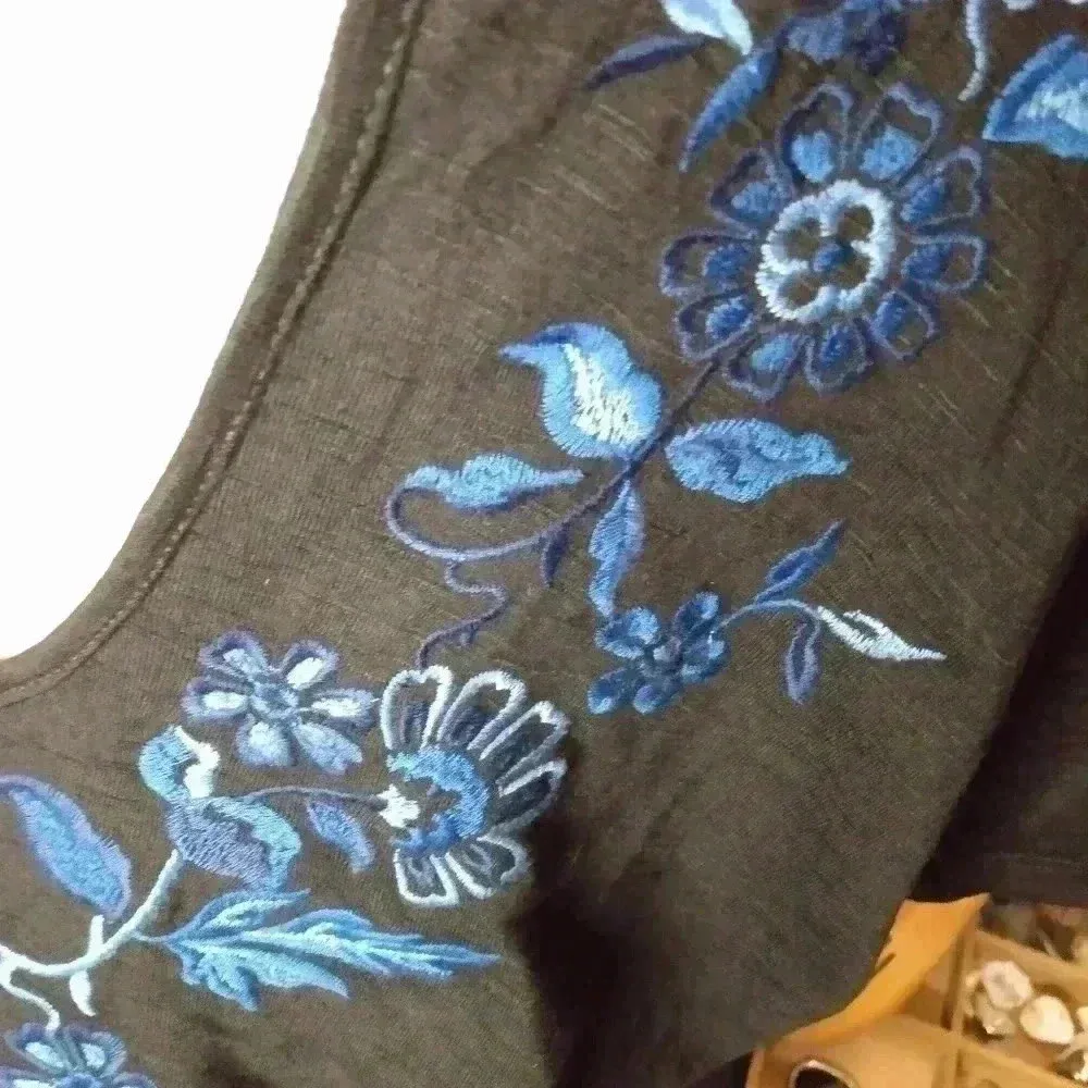 Lane Bryant embroidery with tie back black top sz 22/24 - Image 4