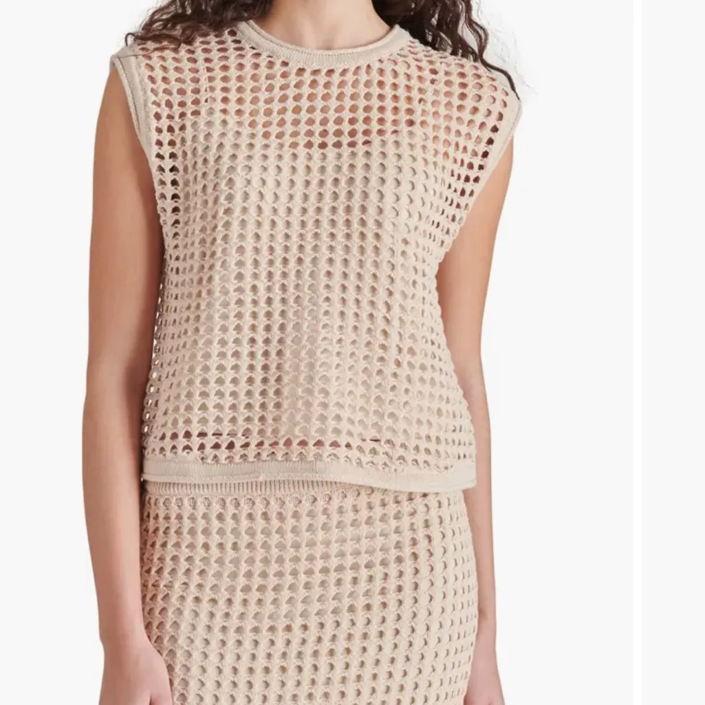 Steve Madden size medium Cap sleeves frame this soft sweater knit - Image 4