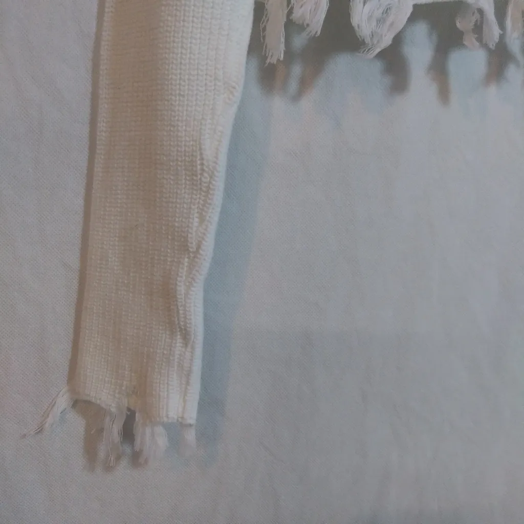 25 South White Frayed Distressed Hem Ribbed Knit Crop Sweater Size Small - Image 4