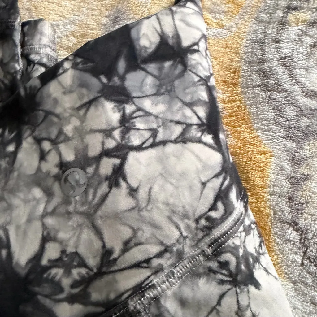 Lululemon Wunder Under Luxtreme 25"
Dual Shibori Antique White Cement Grey - Image 3