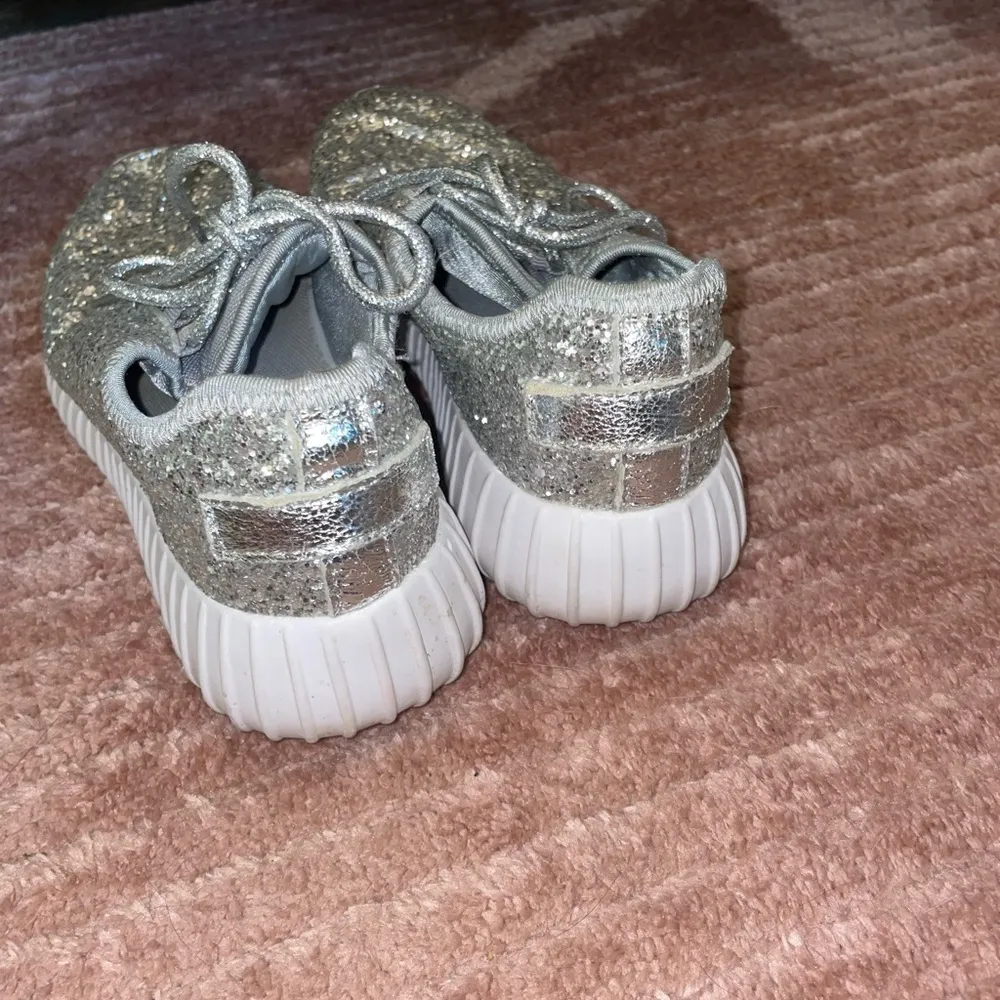 AMS Silver Glitter Sneakers Size 6.5 - Image 5