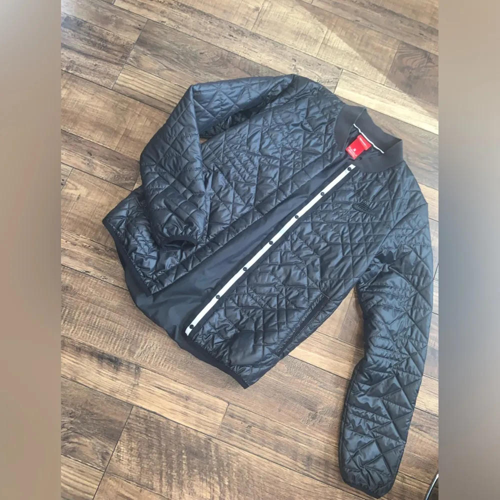 Nike quilted logo bomber XS $116 - Image 2