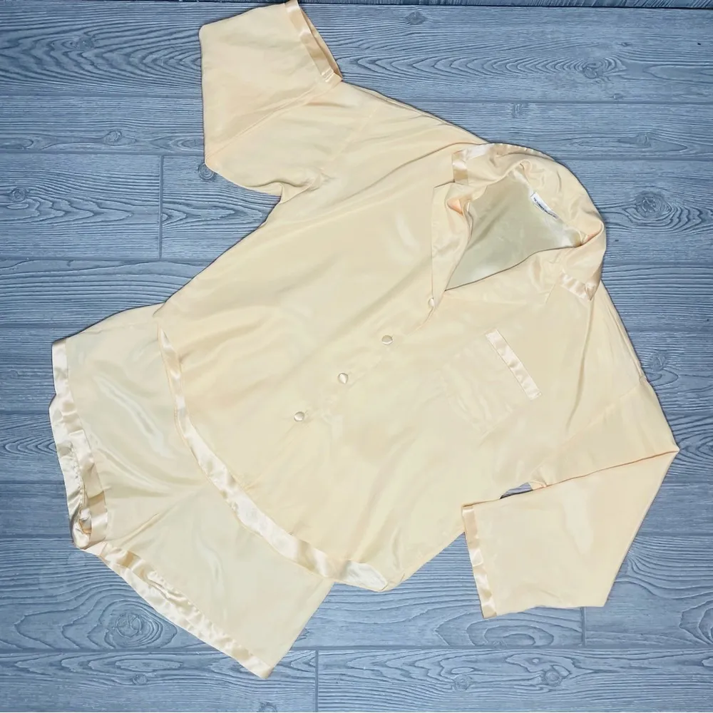 Vintage Victoria’s Secret Pajama Set silky long sleeve button top & shorts small - Image 8
