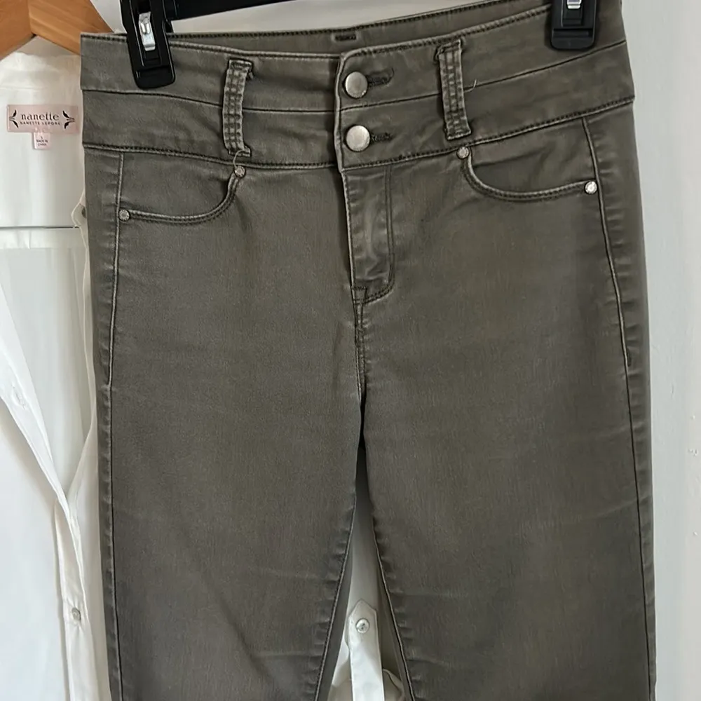 Tinseltown Juniors Stretch High Waisted Skinny Pants in Olive Green - Image 2