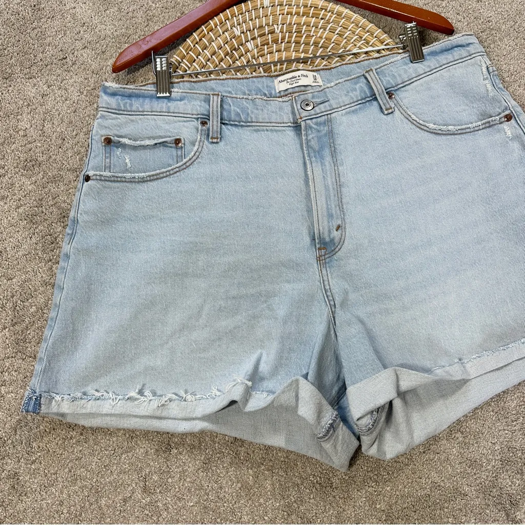 Abercrombie & Fitch Curve Love The Dad Short High Rise Cuff Hem Light Wash 34/18 - Image 3
