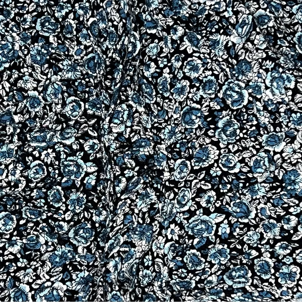 American Eagle Floral Flowy Shorts - Image 4