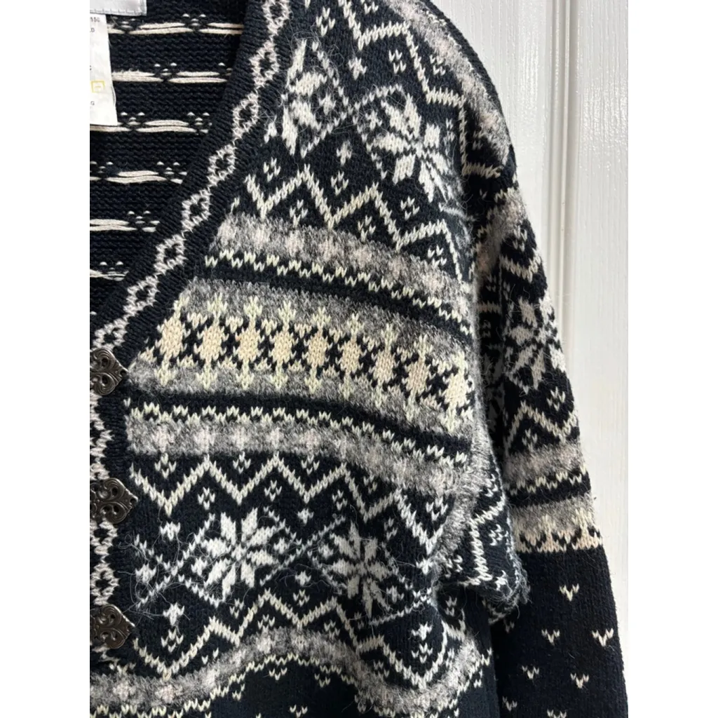 Vintage JANTZEN PETITE Black & White Ramie VNeck Sweater, Women’s Medium Petite Size undefined - Image 3