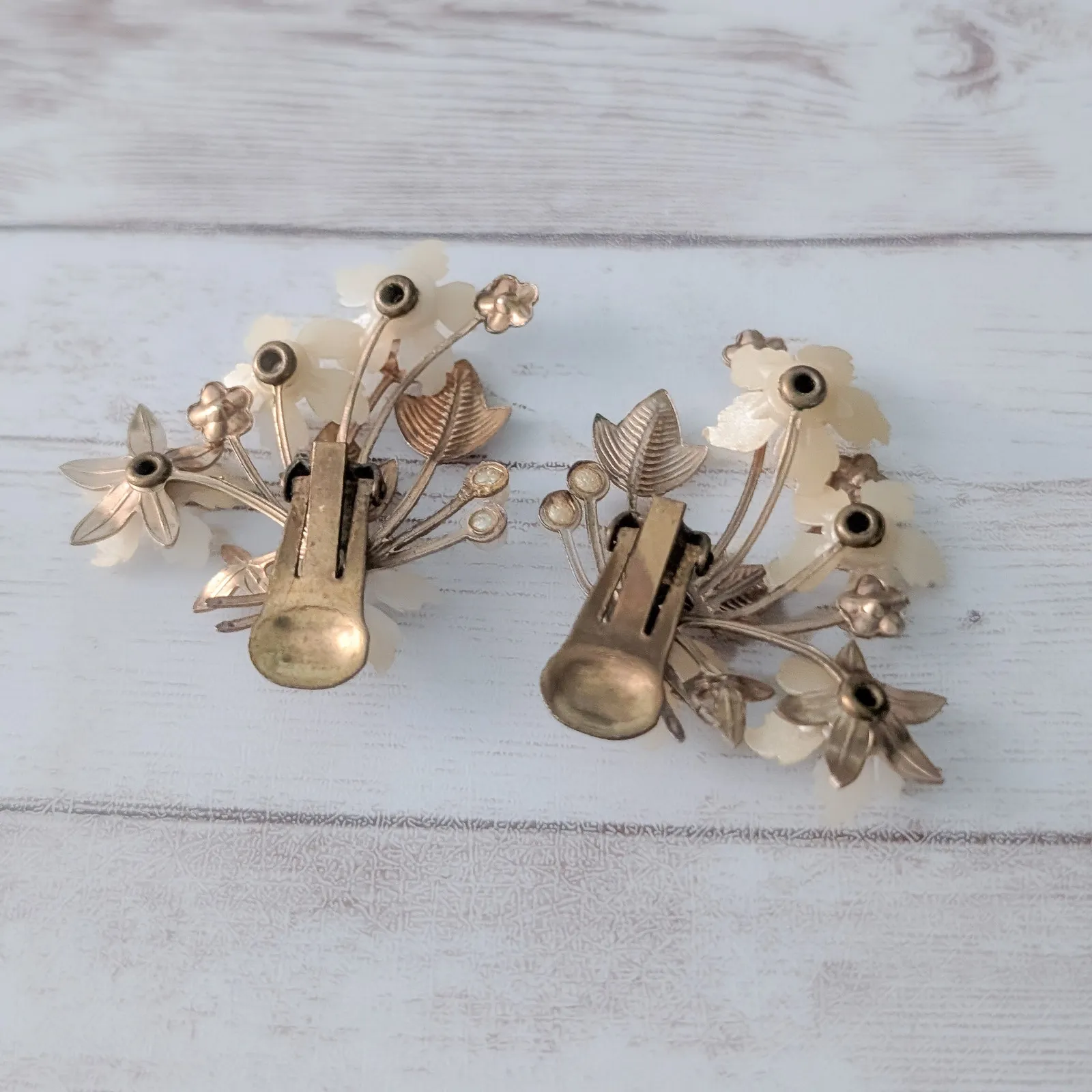 Vintage Clip On Earrings Very Large Gold Tone & Cream Flowers - Image 7