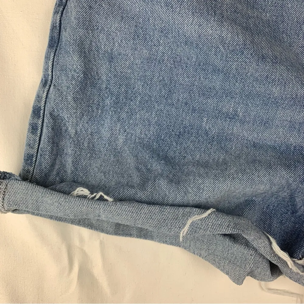 Levi's 94 baggy women's size 33 cut off denim shorts light wash jeans - Image 9