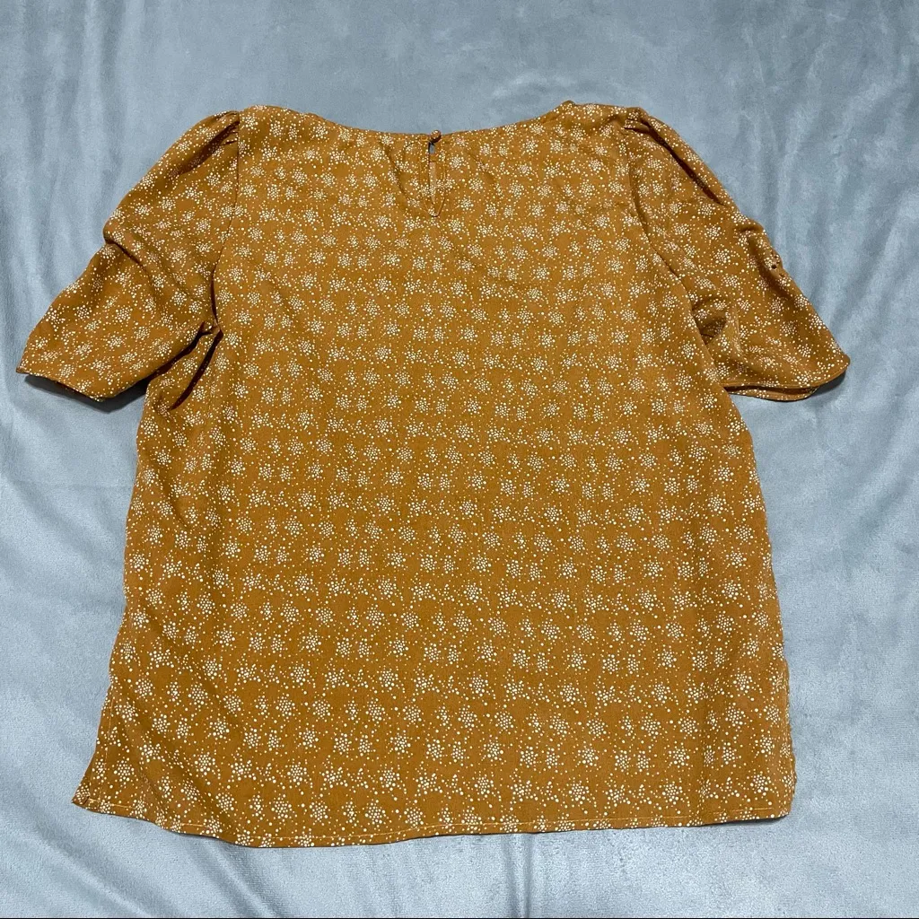 Mod Boutique Gold White Abstract Cinched Sleeve Blouse EUC Size M Size M - Image 6