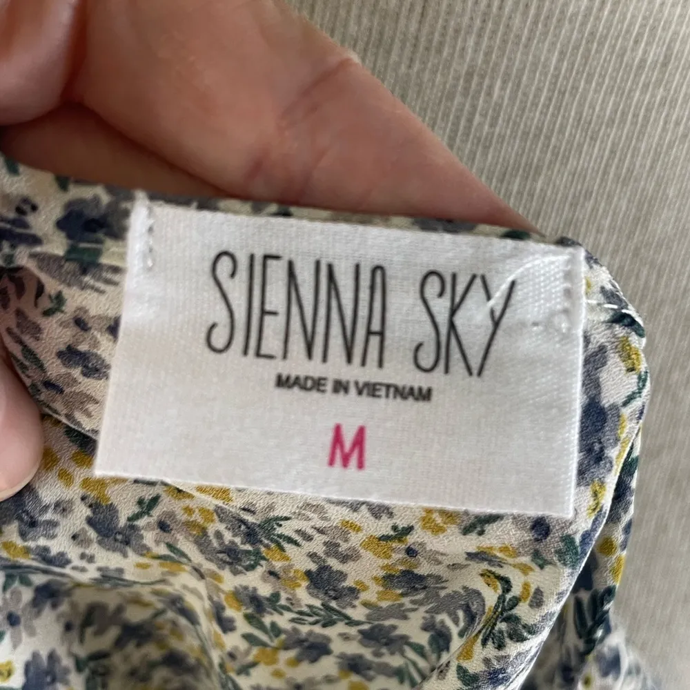 Sienna Sky Short Sleeve floral top off the shoulder sleeves Size M - Image 7