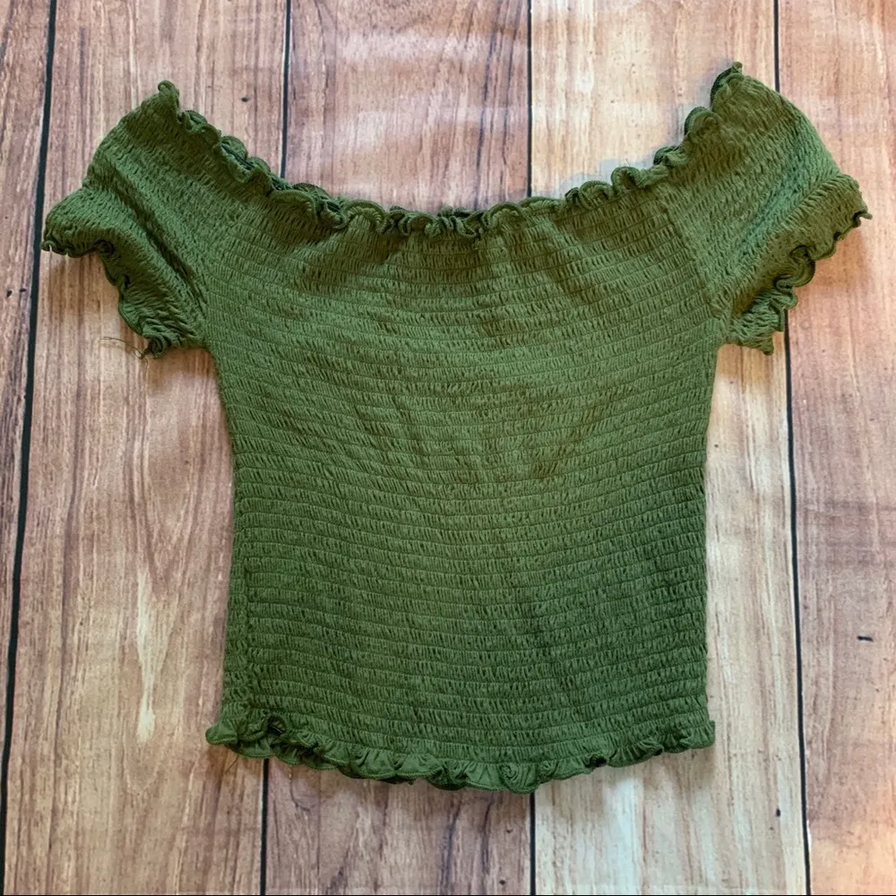 3/$22🌞 Heart & Hips Off the Shoulders Green Smock Crop Top - Image 3