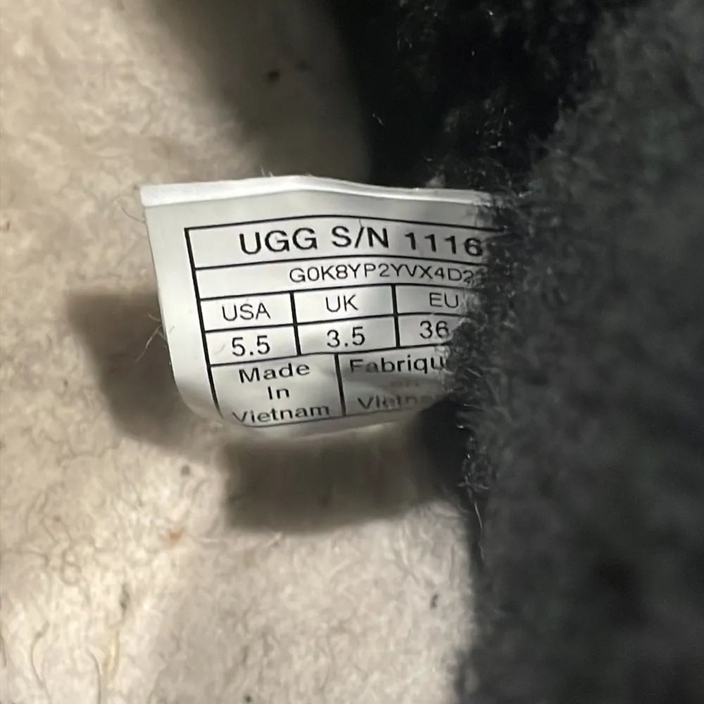 UGG Women's Elisa Suede Short Ankle Boots size 5.5 - Image 10