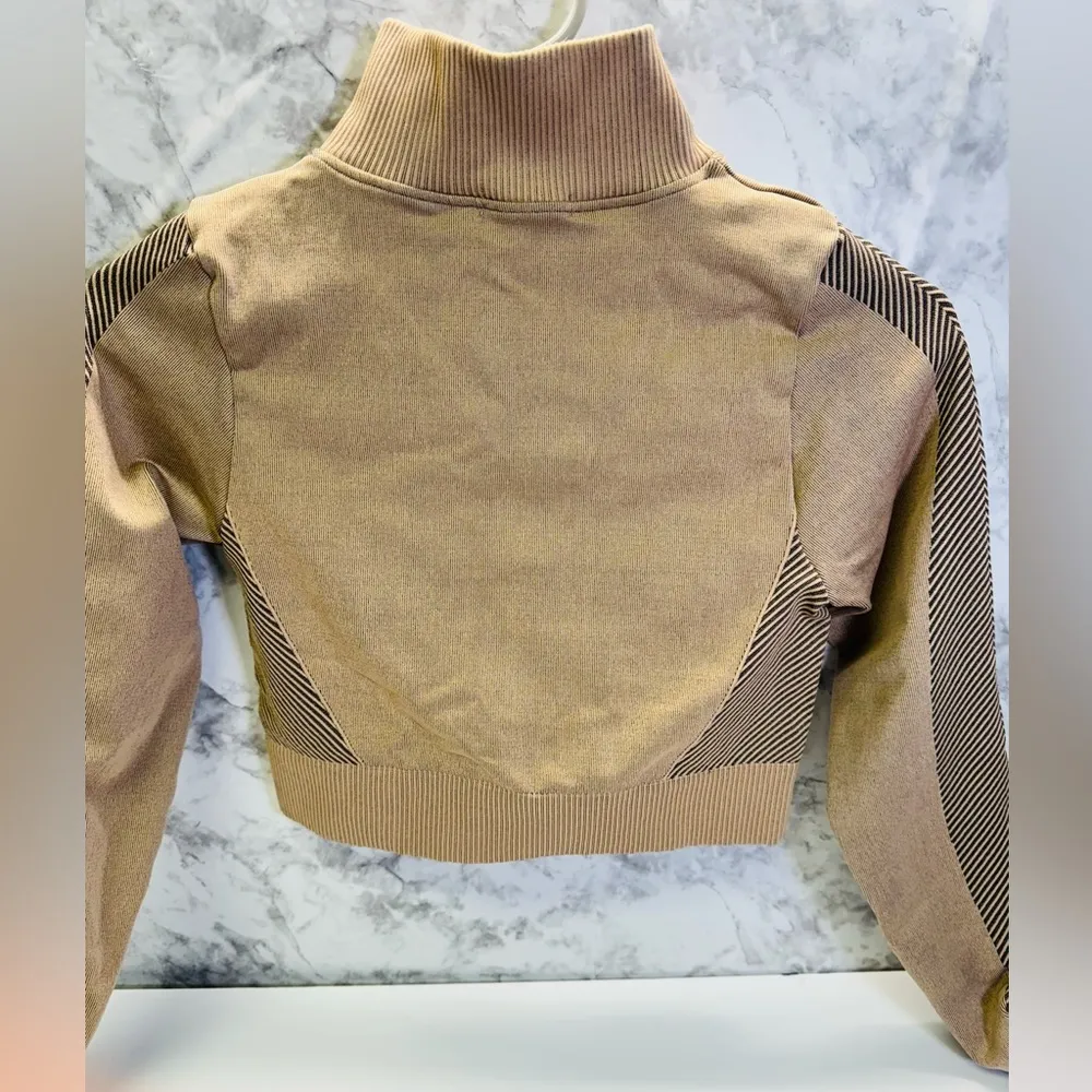 OTOS Cropped Workout Athletic Jacket Sz M Full Zip Mock Neck Black Tan Crop Size M - Image 2