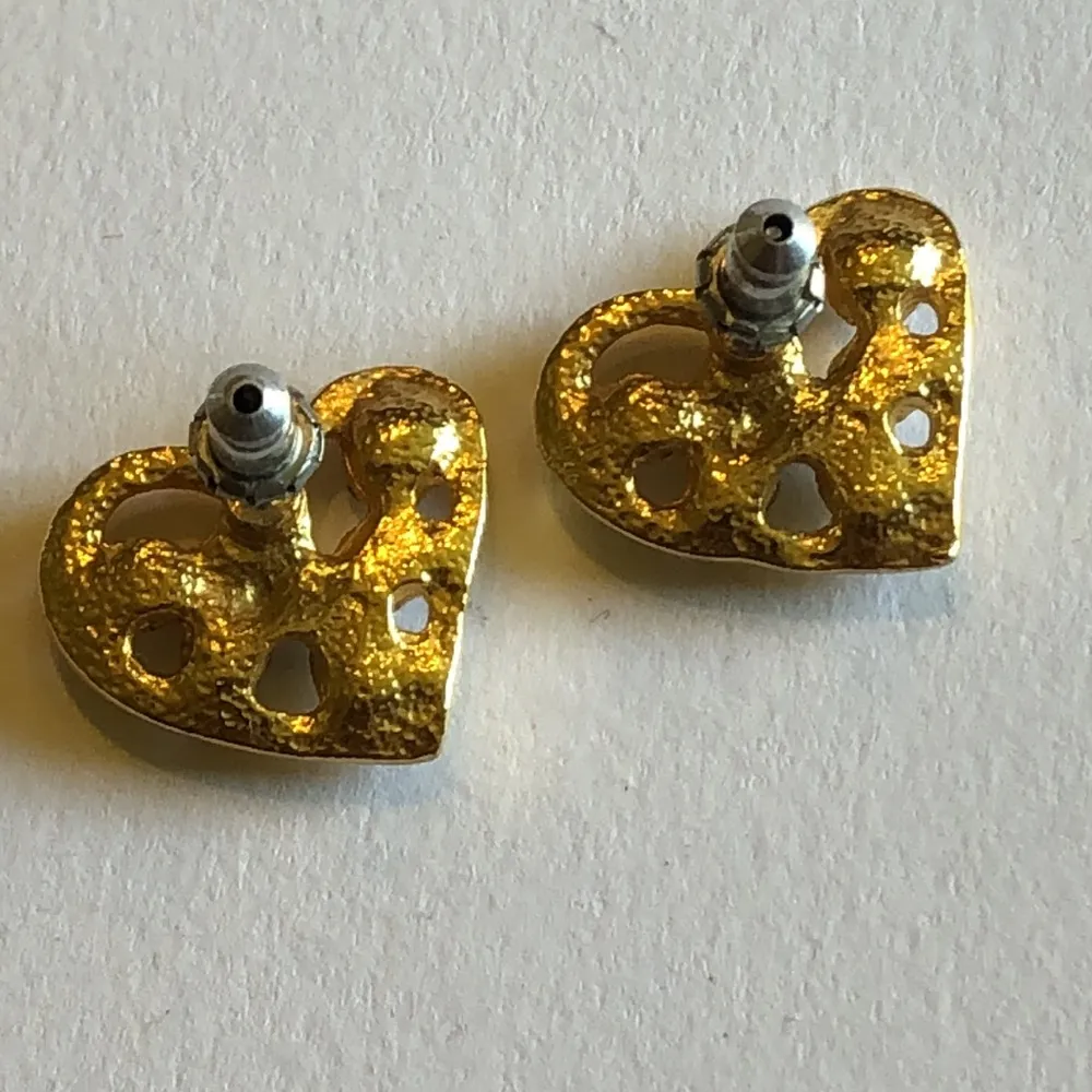 Vintage Gold Tone CZ Rhinestone Heart Retro Pierced Earrings - Image 3