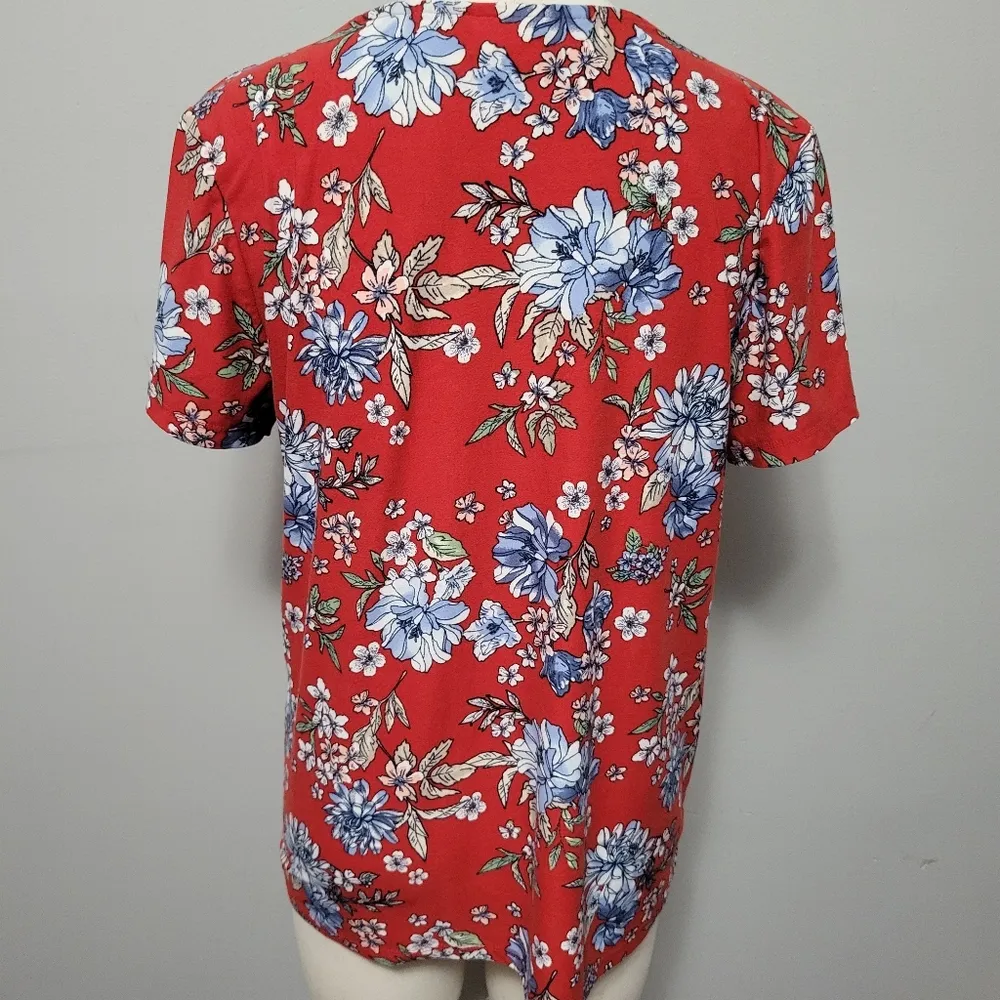 Daytrip red floral strappy cutout tee size  large - Image 7