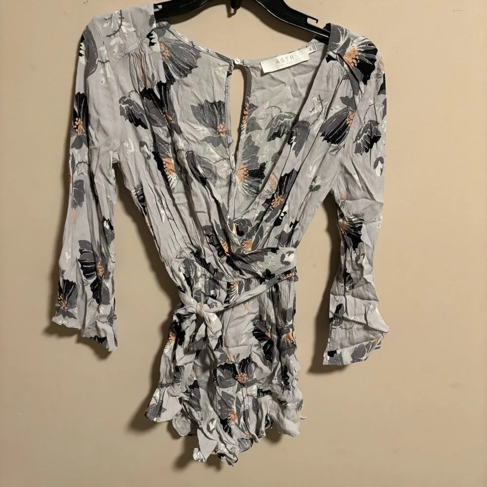 ASTR The Label Floral Romper Gray Poppy Shorts Tie Waist- Size XS - Image 5