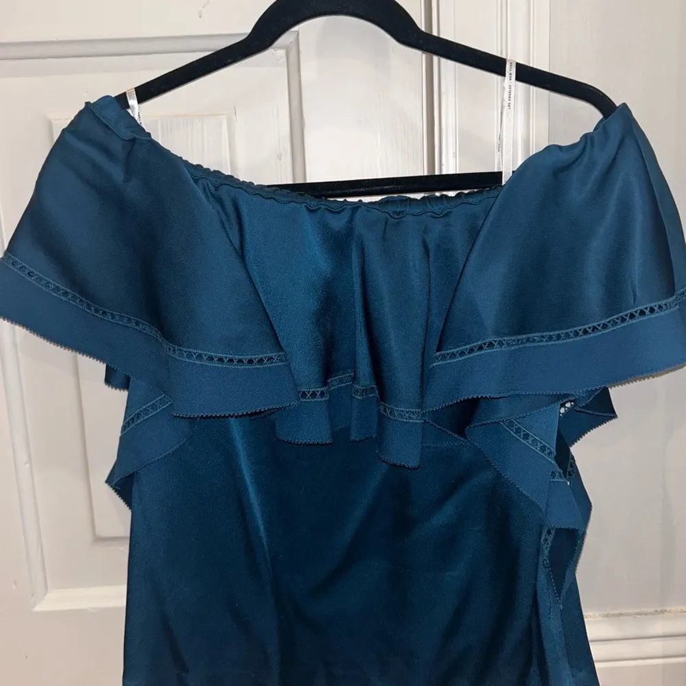 Rachel Zoe Dark Cobalt Ruffle Off the Shoulder Shirt. Size 8 - Image 2