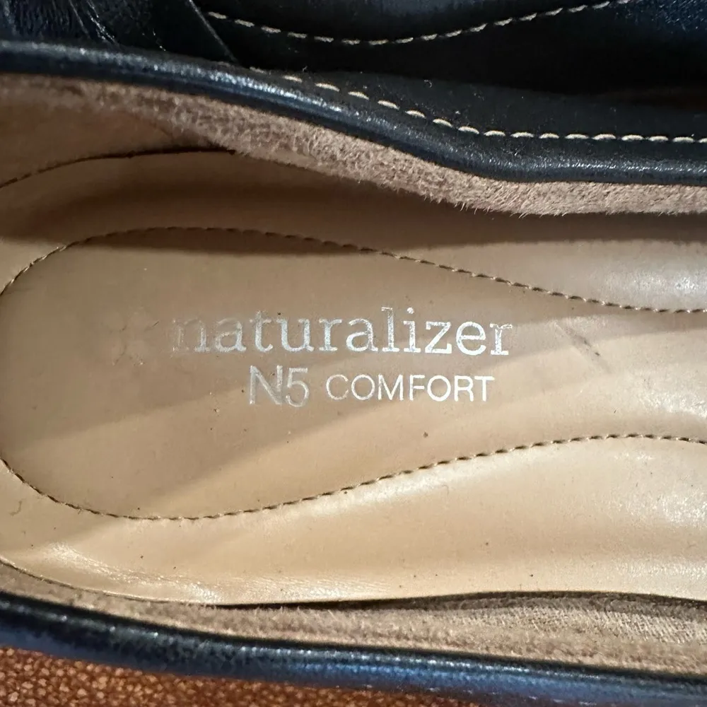 EUC NATURALIZER black flat ballerina leather shoes with white stitches Sz 6 - Image 6