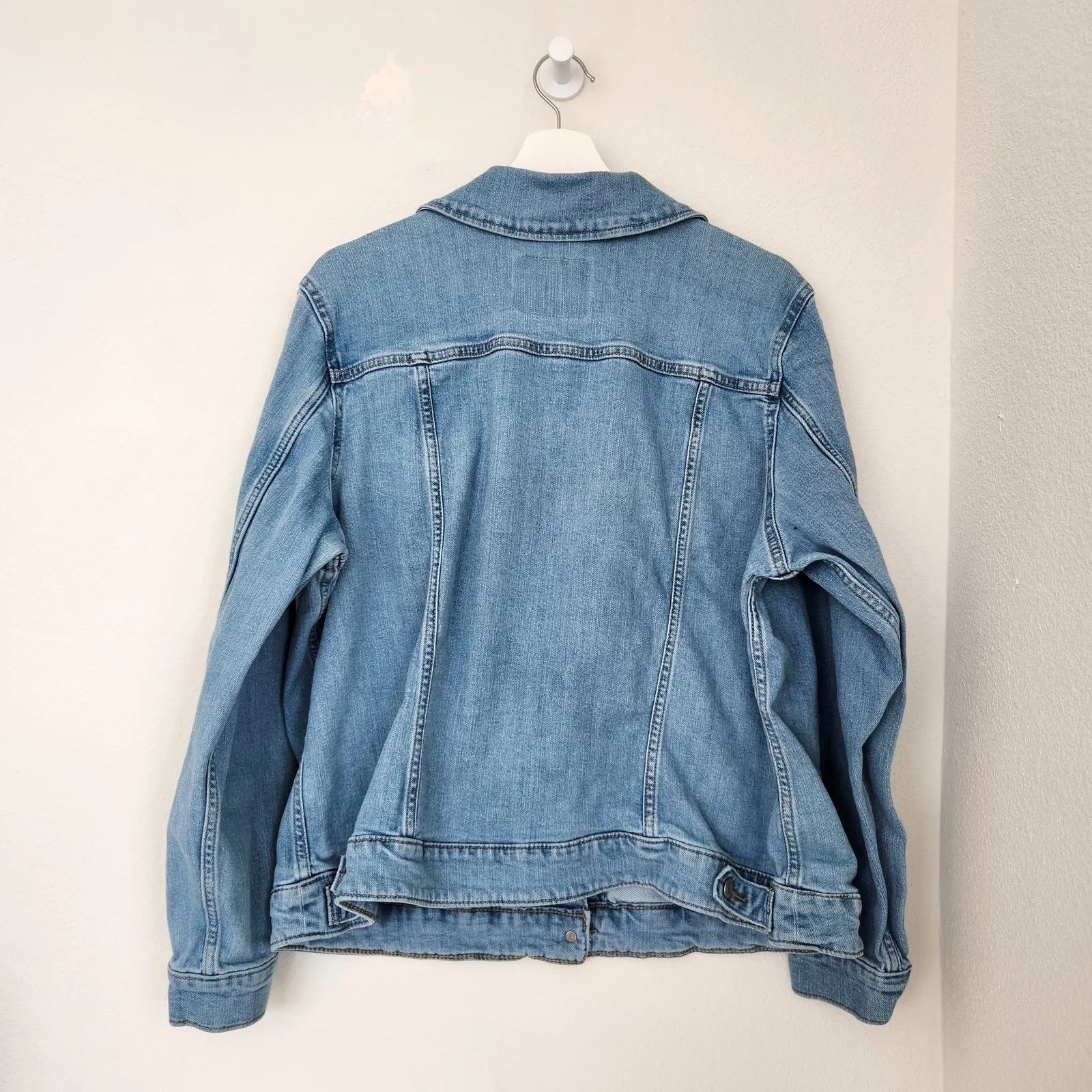 Levi’s Light Wash Denim Trucker Jacket Floral Embroidered Sleeves 2X - Image 6