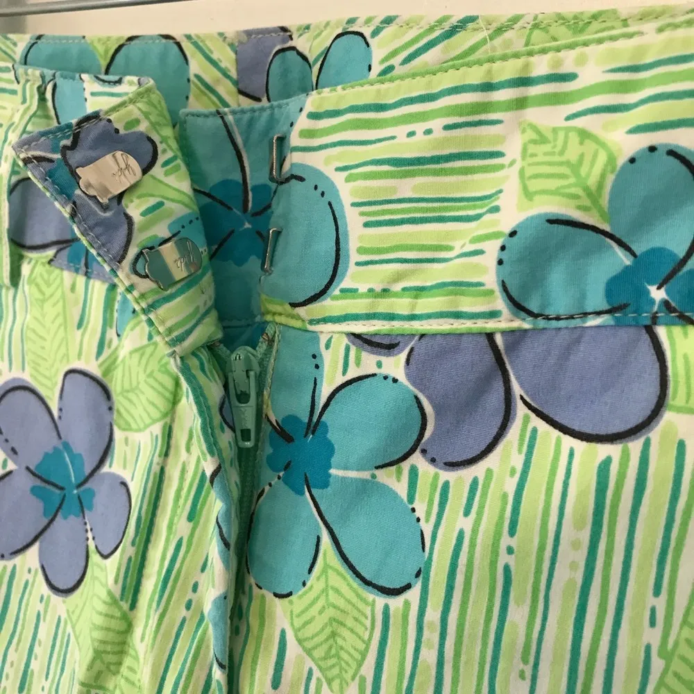 Lilly Pulitzer casual flower print pants size 8 - Image 2