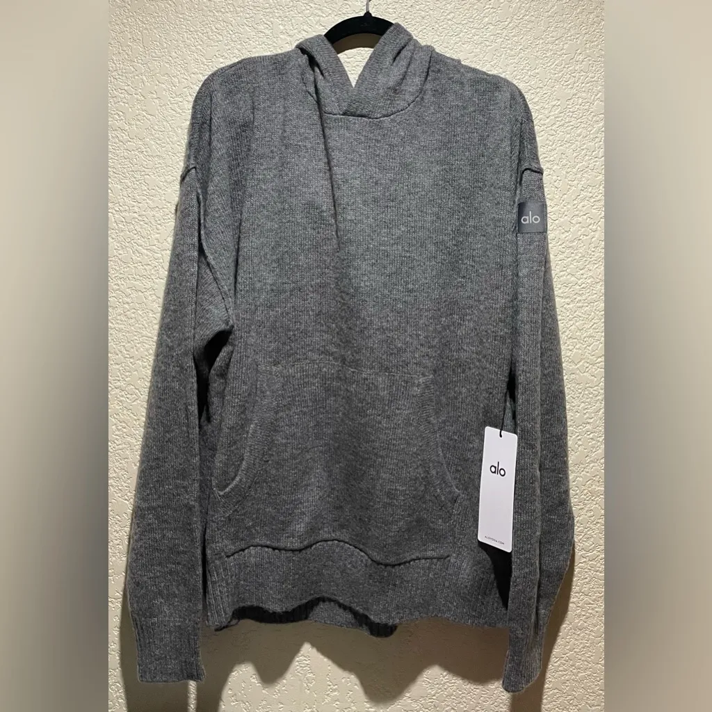 Alo Yoga NWT New Class Cashmere Hoodie Platinum Grey Size S Kangaroo pocket - Image 6